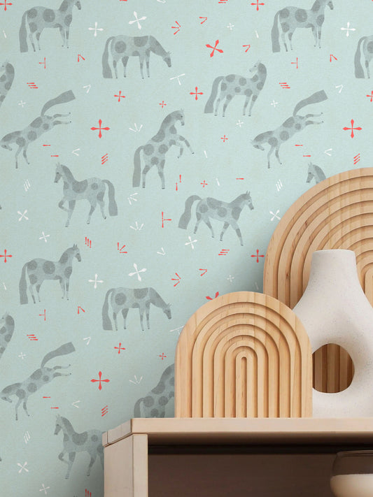 Babet_Tachezy, světle šedomodrá tapeta s koňmi, vlající všude kolem. Primárně pro děti.