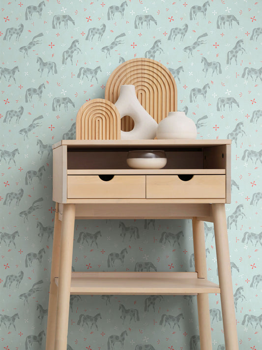 Babet_Tachezy, světle šedomodrá tapeta s koňmi, vlající všude kolem. Primárně pro děti.