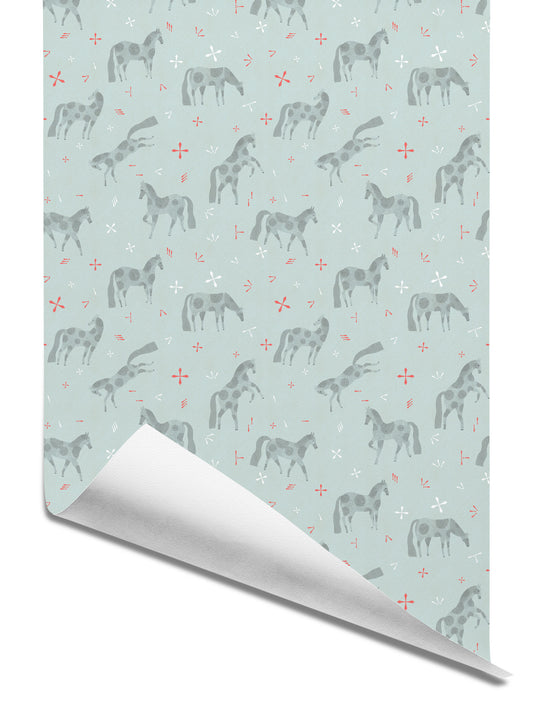 Babet_Tachezy, světle šedomodrá tapeta s koňmi, vlající všude kolem. Primárně pro děti.