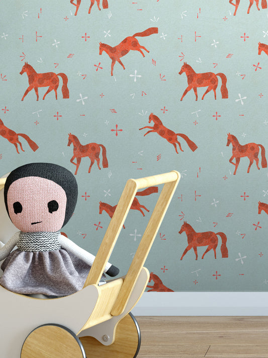 Babet_Tachezy, světle šedomodrá tapeta s koňmi v cihlové barvě, vlající všude kolem. Děti ji milují.