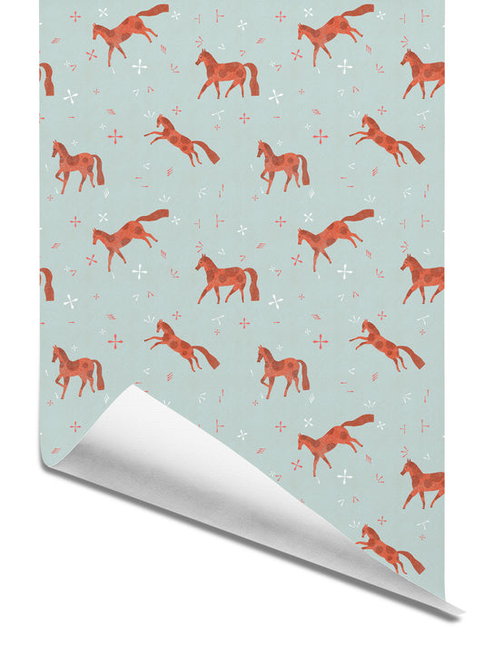 Babet_Tachezy, světle šedomodrá tapeta s koňmi v cihlové barvě, vlající všude kolem. Děti ji milují.