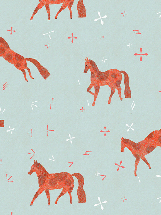 Babet_Tachezy, světle šedomodrá tapeta s koňmi v cihlové barvě, vlající všude kolem. Děti ji milují.